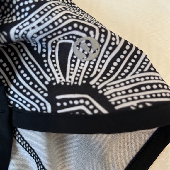 Lululemon Low Rise Patterned Shorts - Picture 4 of 4